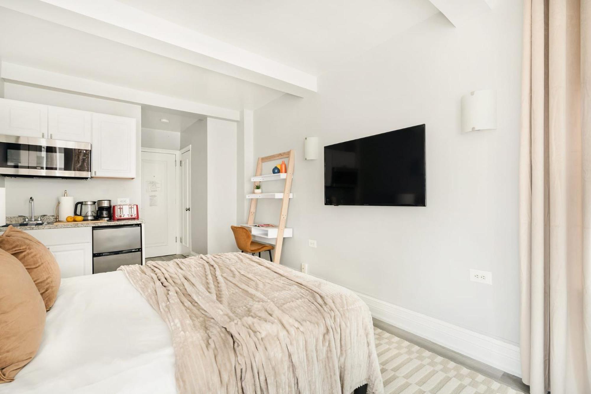 73-1503 Newly Reno Uws Doorman Gym Laundry Apartment *