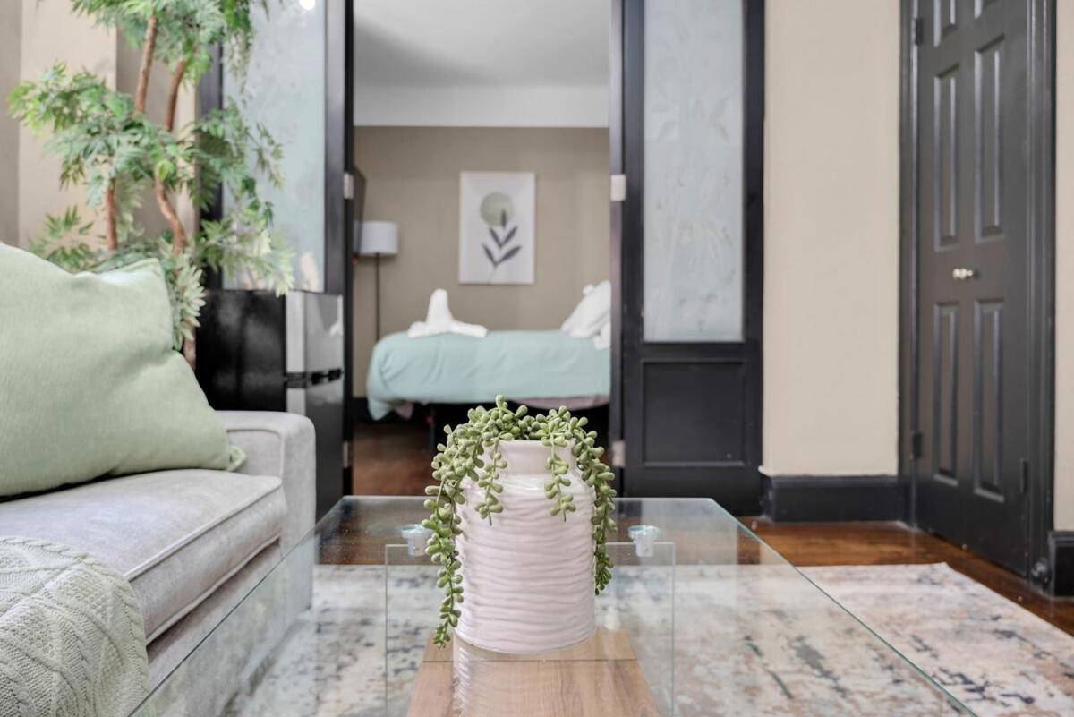 Location And Walkable In Ny With Gym Apartment