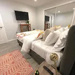 Modern Apartment With Parking & Quick Ride To Manhattan