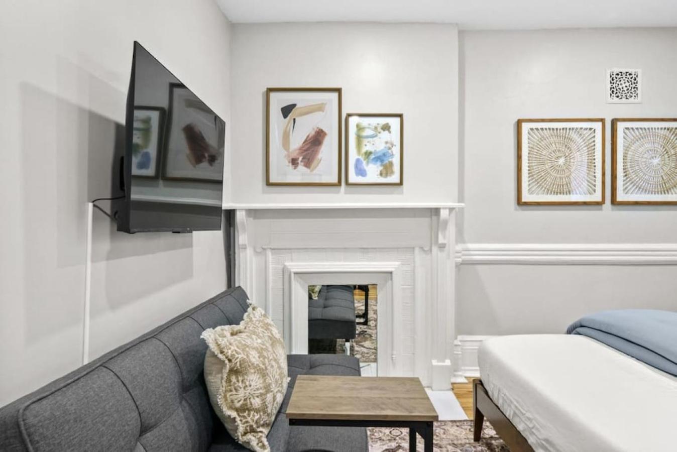 Newly Renovated 2br W Rare Private Backyard And Bbq