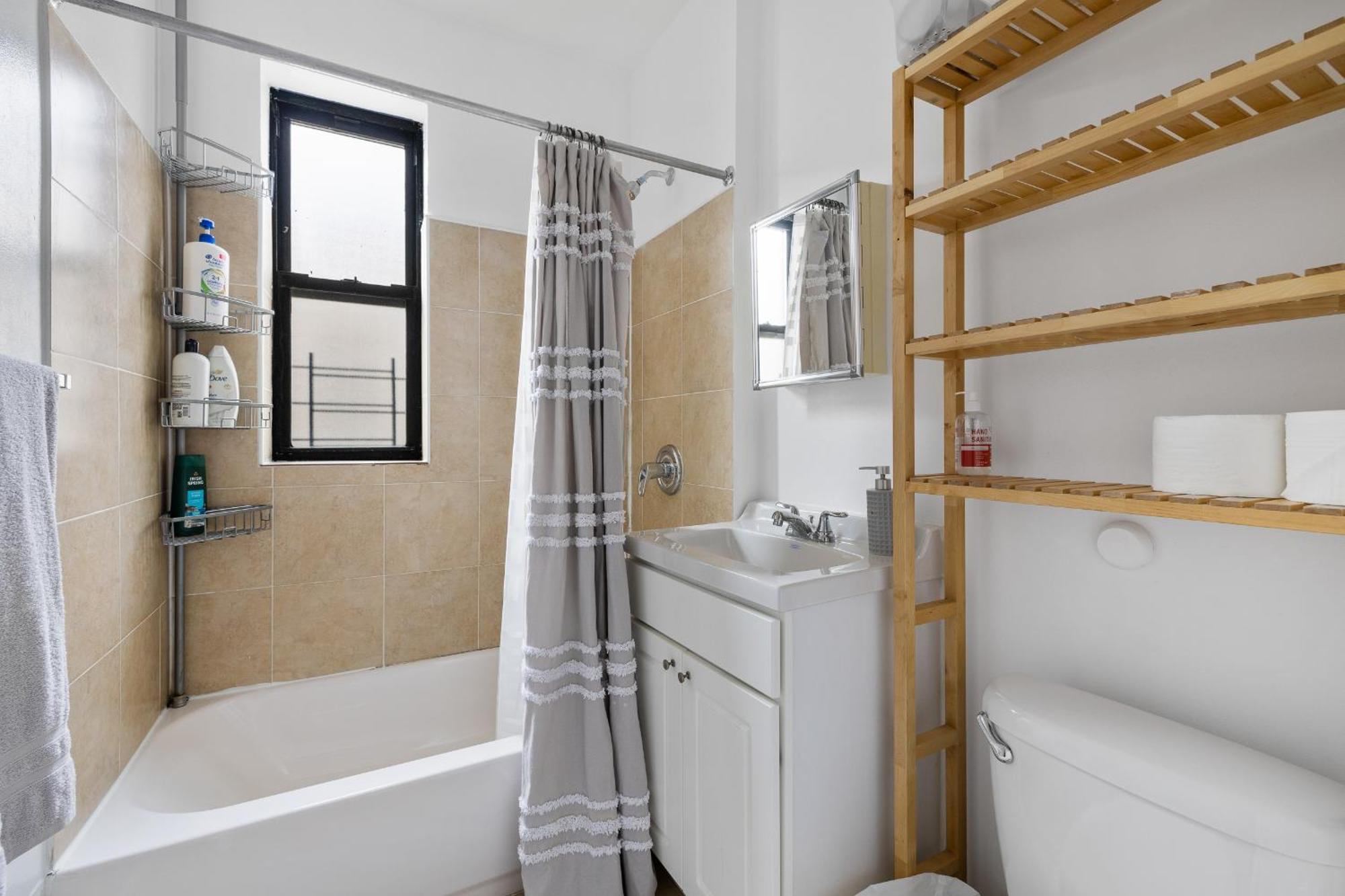 Live In Upper Manhattan On Budget Apartment *
