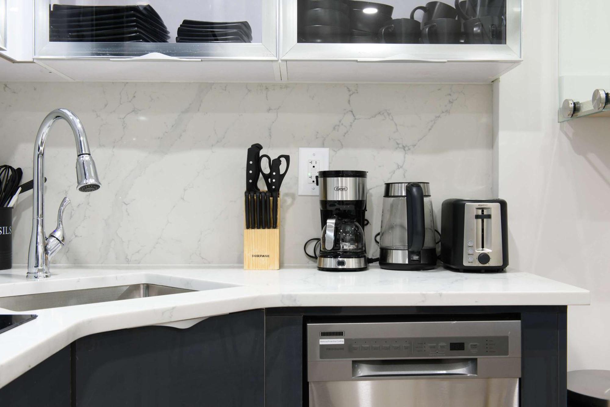 75-4a Brand New 3br Prime Ues W D In Unit Apartment *