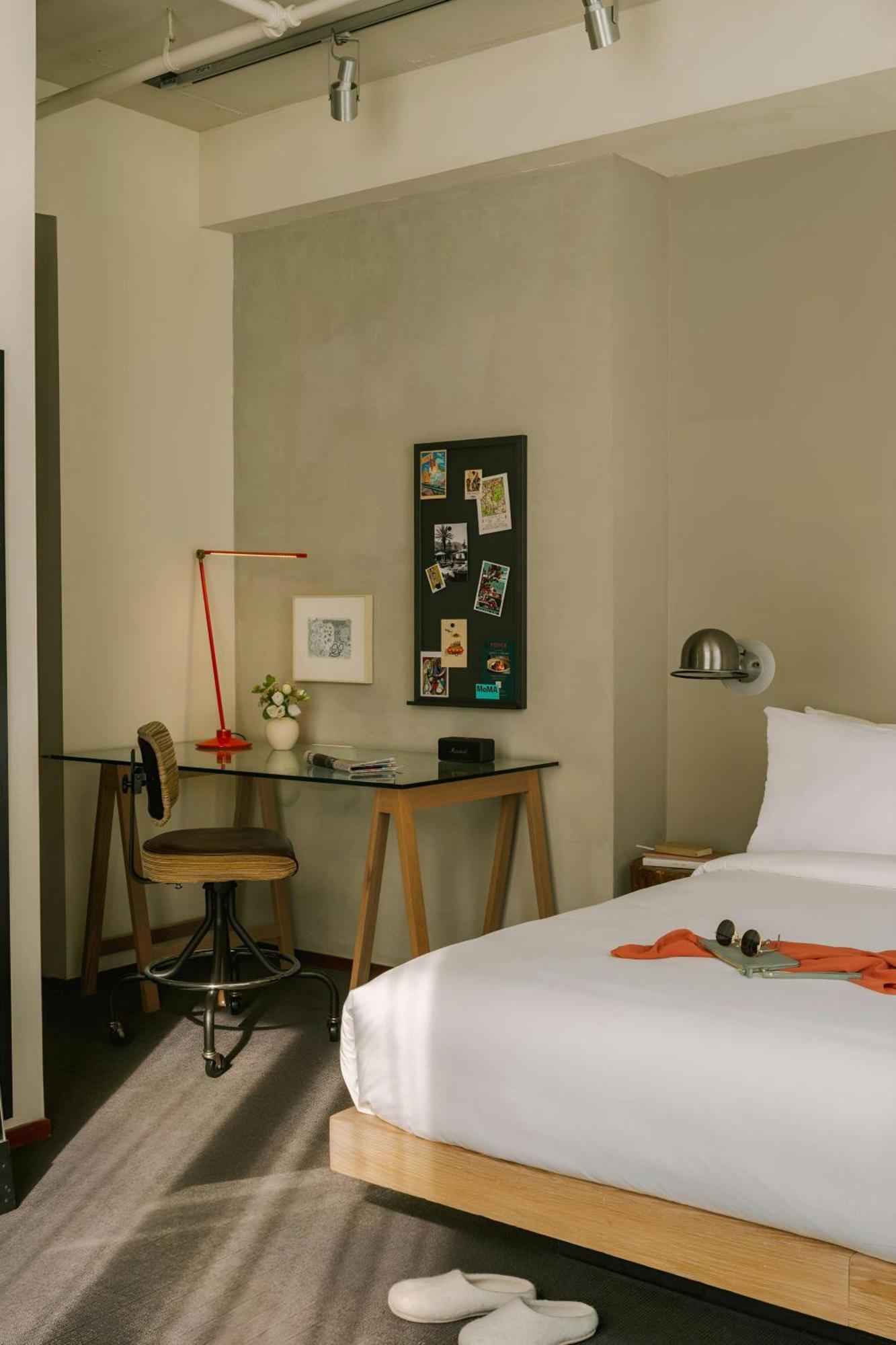 Chambers Hotel Central Park South, Sonder
