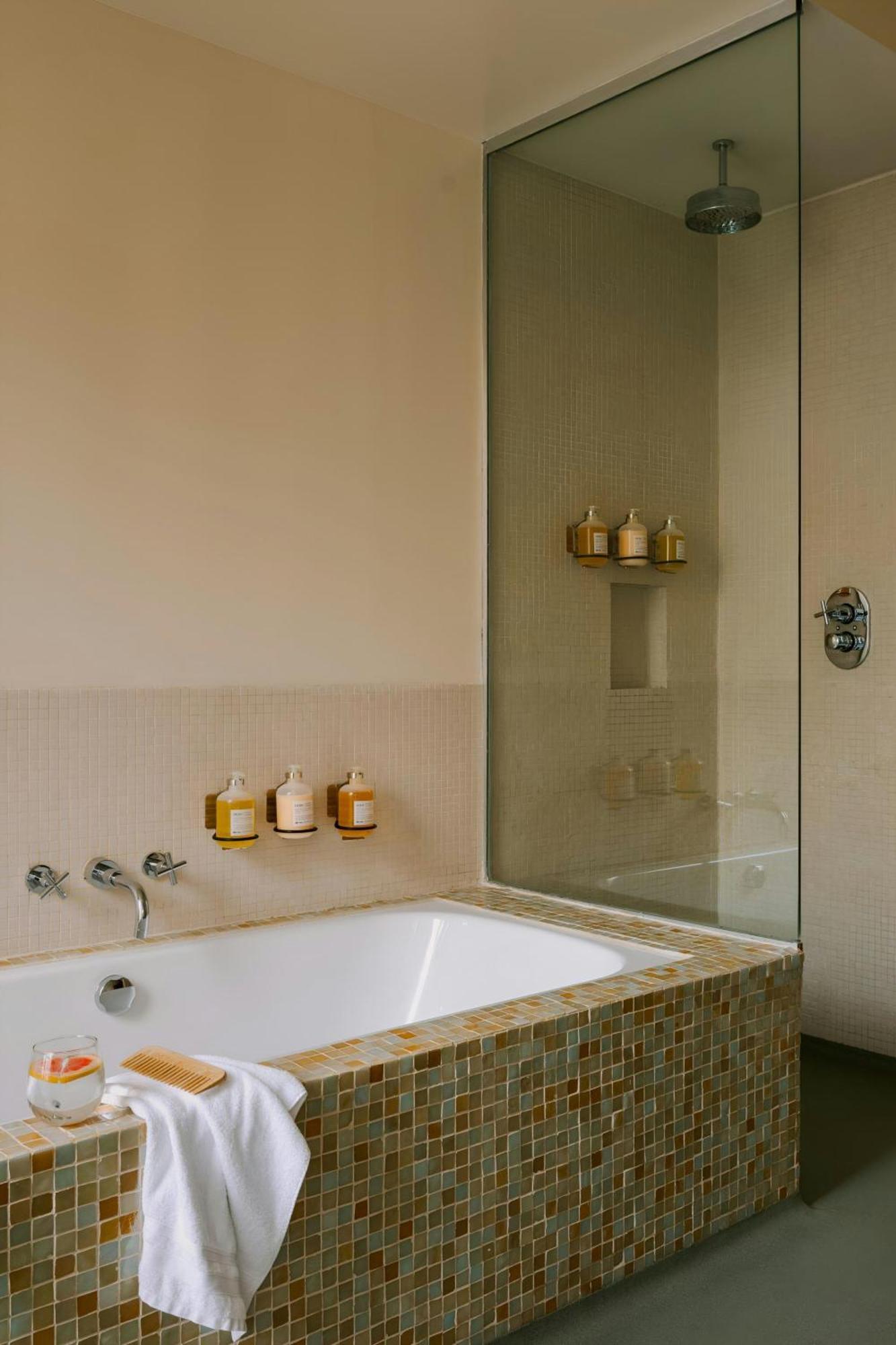 Chambers Hotel Central Park South, Sonder