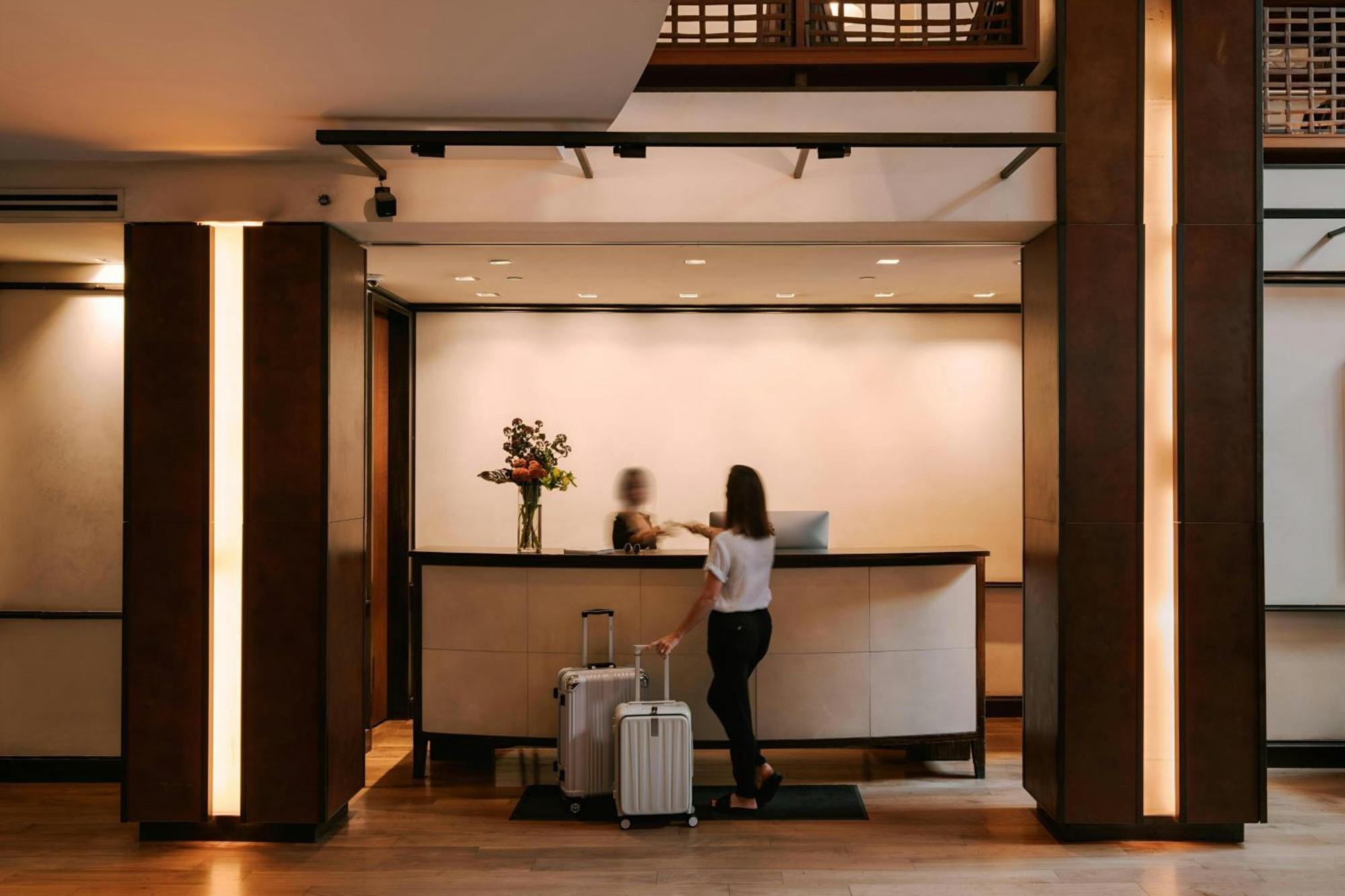 Chambers Hotel Central Park South, Sonder