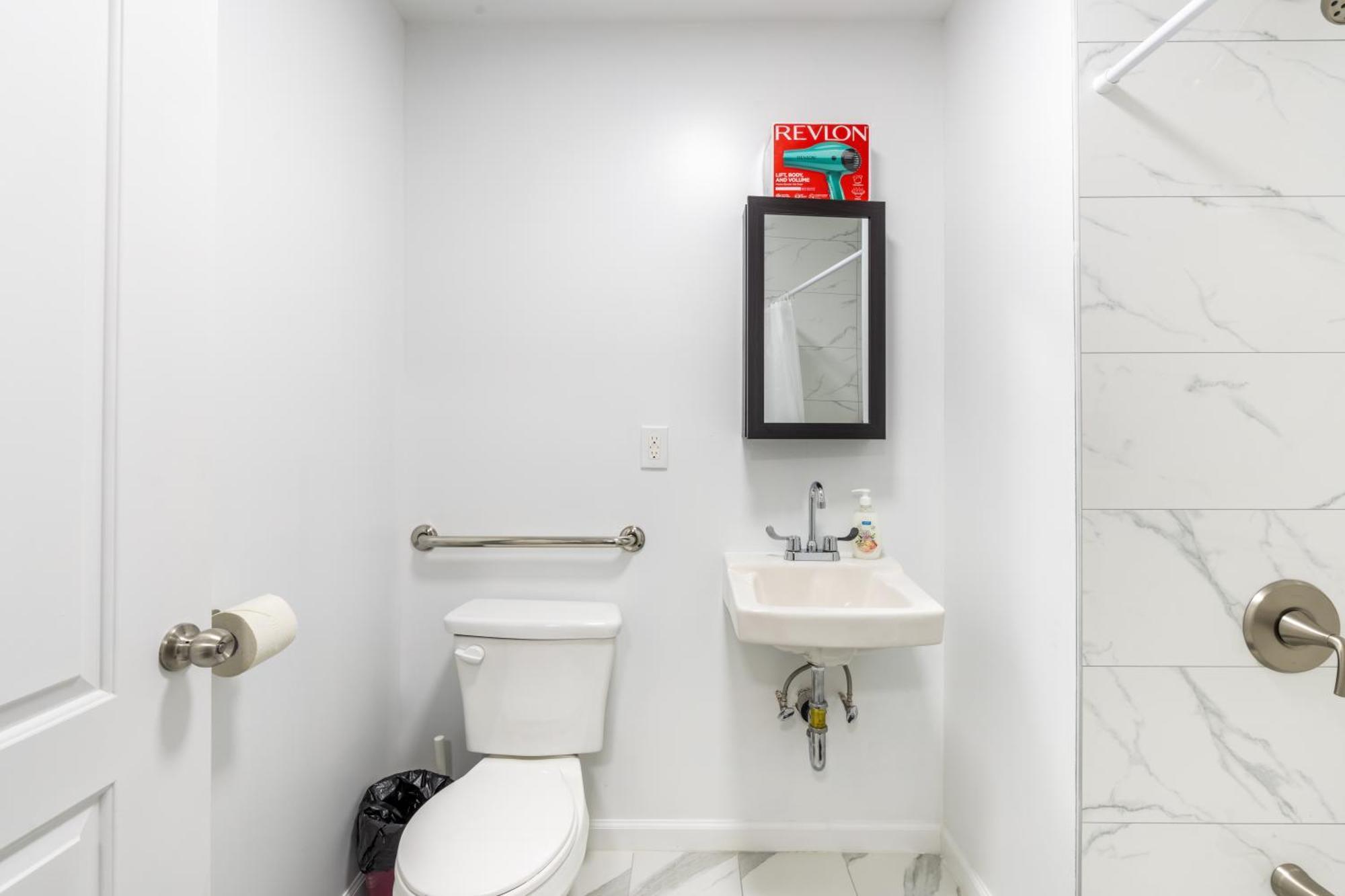 Homelike In The Heart Of China Town Apartment