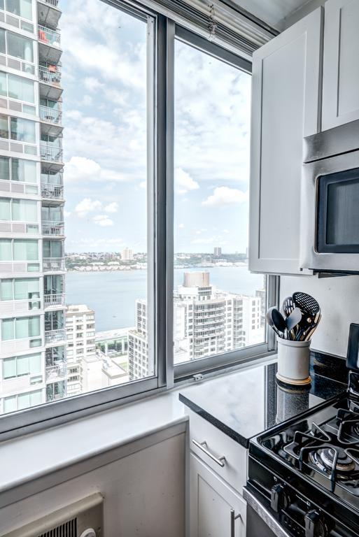 Lincoln Center Luxury Apartment *